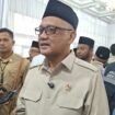 Kepala Bandan Penyelenggara Ibadah Haji, Mochamad Irfan Yusuf Hasyim, usai melepaskan keberangkatan jemaah haji Aceh kloter pertama di Asrama Embarkasi Aceh, Sabtu (17/5/2025)