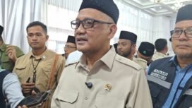Kepala Bandan Penyelenggara Ibadah Haji, Mochamad Irfan Yusuf Hasyim, usai melepaskan keberangkatan jemaah haji Aceh kloter pertama di Asrama Embarkasi Aceh, Sabtu (17/5/2025)