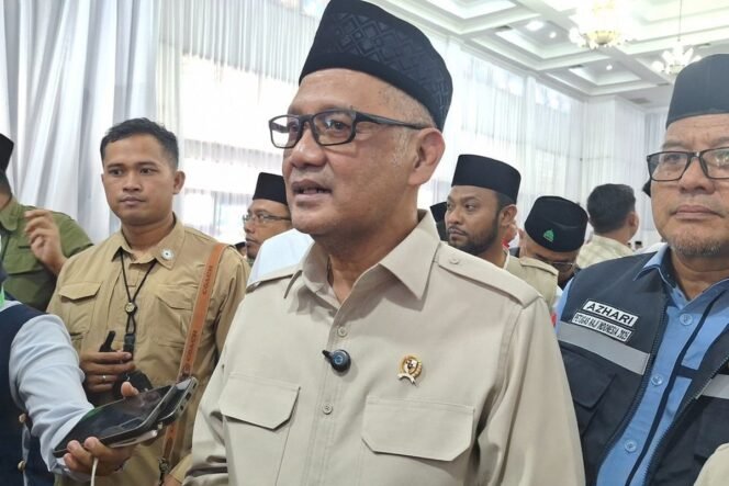 
					Kepala Bandan Penyelenggara Ibadah Haji, Mochamad Irfan Yusuf Hasyim, usai melepaskan keberangkatan jemaah haji Aceh kloter pertama di Asrama Embarkasi Aceh, Sabtu (17/5/2025)