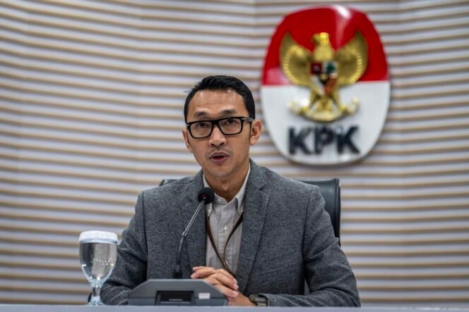 
					Juru Bicara KPK Budi Prasetyo menyampaikan keterangan terkait kasus dugaan korupsi PT Bank Rakyat Indonesia (BRI) (Persero) di Gedung Merah Putih KPK, Jakarta, Kamis (26/6/2025).