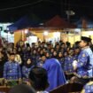 Wali Kota Parepare, Tasming Hamid menyerahkan Surat Keputusan (SK) pengangkatan kepada 1.074 Pegawai Pemerintah dengan Perjanjian Kerja (PPPK) dalam sebuah prosesi pelantikan yang penuh semangat di Anjungan Cempae, Kecamatan Soreang, Rabu malam, 30 Juli 2025.