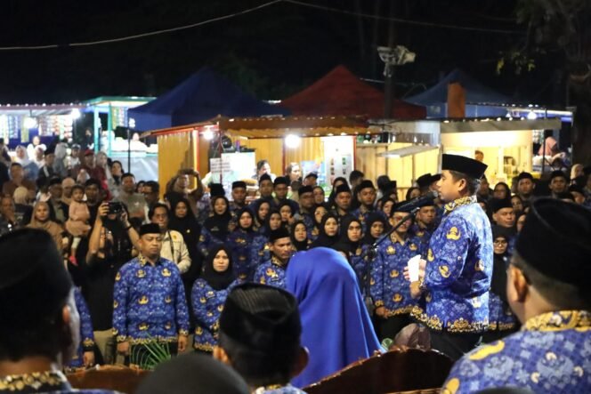 
					Wali Kota Parepare, Tasming Hamid menyerahkan Surat Keputusan (SK) pengangkatan kepada 1.074 Pegawai Pemerintah dengan Perjanjian Kerja (PPPK) dalam sebuah prosesi pelantikan yang penuh semangat di Anjungan Cempae, Kecamatan Soreang, Rabu malam, 30 Juli 2025.