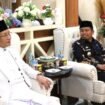 KUNJUNGAN MENAG RI - Wali Kota Parepare, Tasming Hamid, menyambut kedatangan Menteri Agama Republik Indonesia, Prof. Dr. H. Nazaruddin Umar, di Kota Parepare, Jumat (25/7/2025). 