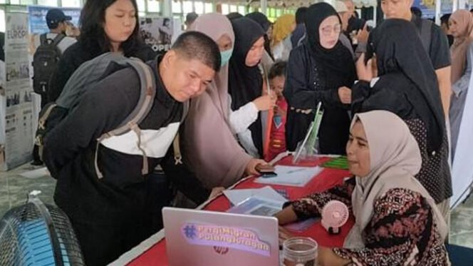 
					Ribuan Pencari Kerja Serbu Job Fair Parepare 2025: Lulusan Baru Berjuang Raih Peluang