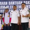 Wali Kota Parepare, Tasming Hamid, mulai merealisasikan salah satu program unggulannya denga membagikan seragam sekolah gratis kepada ribuan siswa SD dan SMP