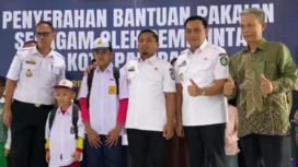 Wali Kota Parepare, Tasming Hamid, mulai merealisasikan salah satu program unggulannya denga membagikan seragam sekolah gratis kepada ribuan siswa SD dan SMP