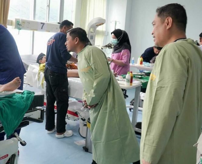 
					ali Kota Parepare, Tasming Hamid, memberikan apresiasi atas pelaksanaan khitanan massal yang digelar di Rumah Sakit dr Hasri Ainun Habibie, Minggu (22/6/2025). Kegiatan sosial ini melibatkan sekitar 150 anak dari berbagai wilayah di Parepare.
